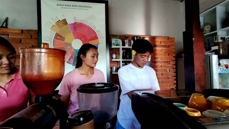 Suksma Kopi barista is brewing Kintamani arabica coffee. - Pourmorecoffee.com