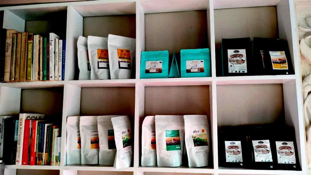 Suksma Kopi provides Kintamani Arabica coffee packages in the form of roasted beans and powder. - Pourmorecoffee.com