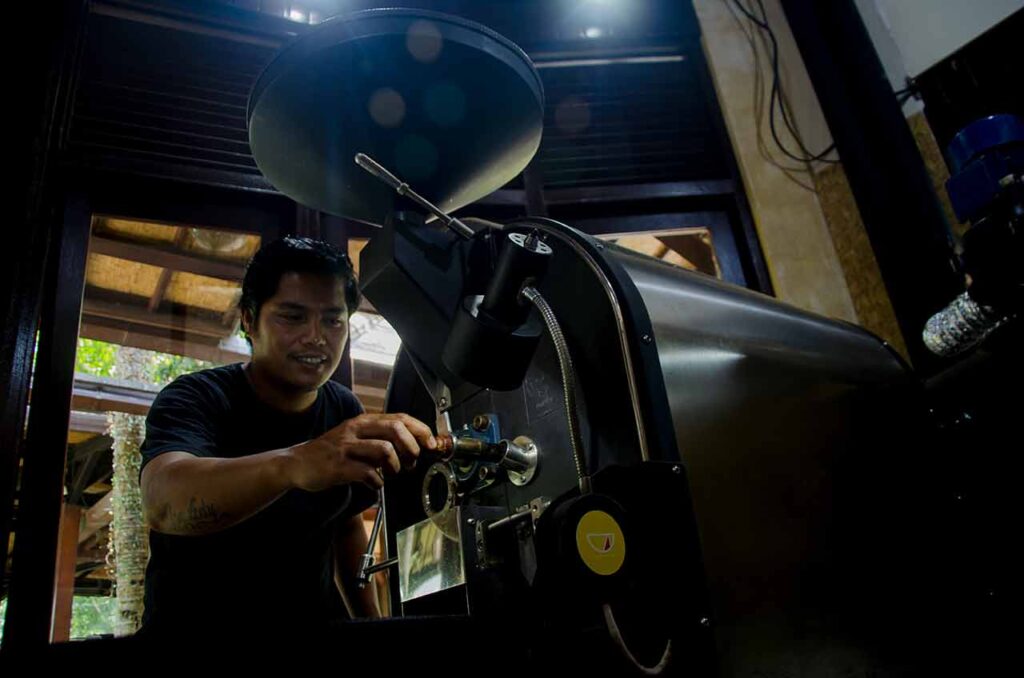 Gus Adi Kopi, a coffee roaster put back the roasted beans to the drum. Photo: Pourmorecoffee.com