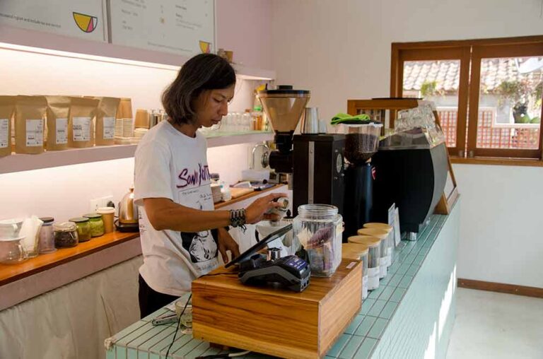 Dicky Barista is pouring coffee ground to V60 filter. Photo: pourmorecoffee.com