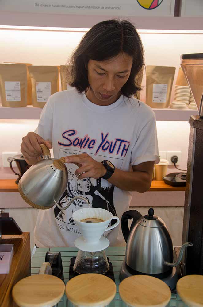 Dicky Barista is pouring water to V60 filter. Photo: pourmorecoffee.com