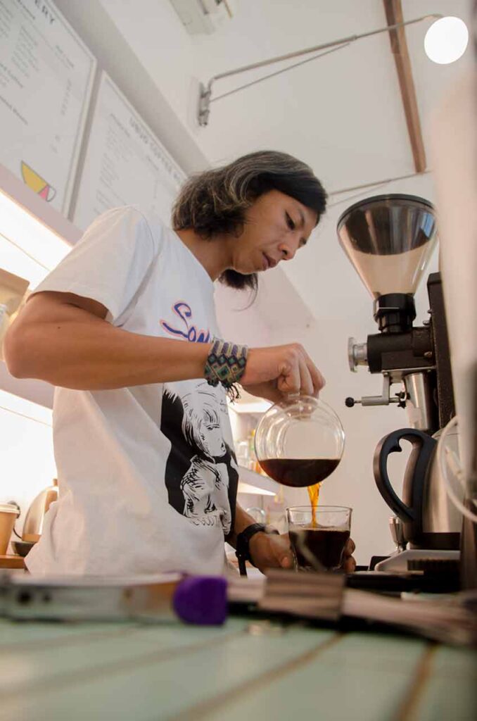 Dicky Barista is pouring coffee to a glass. Photo: pourmorecoffee.com