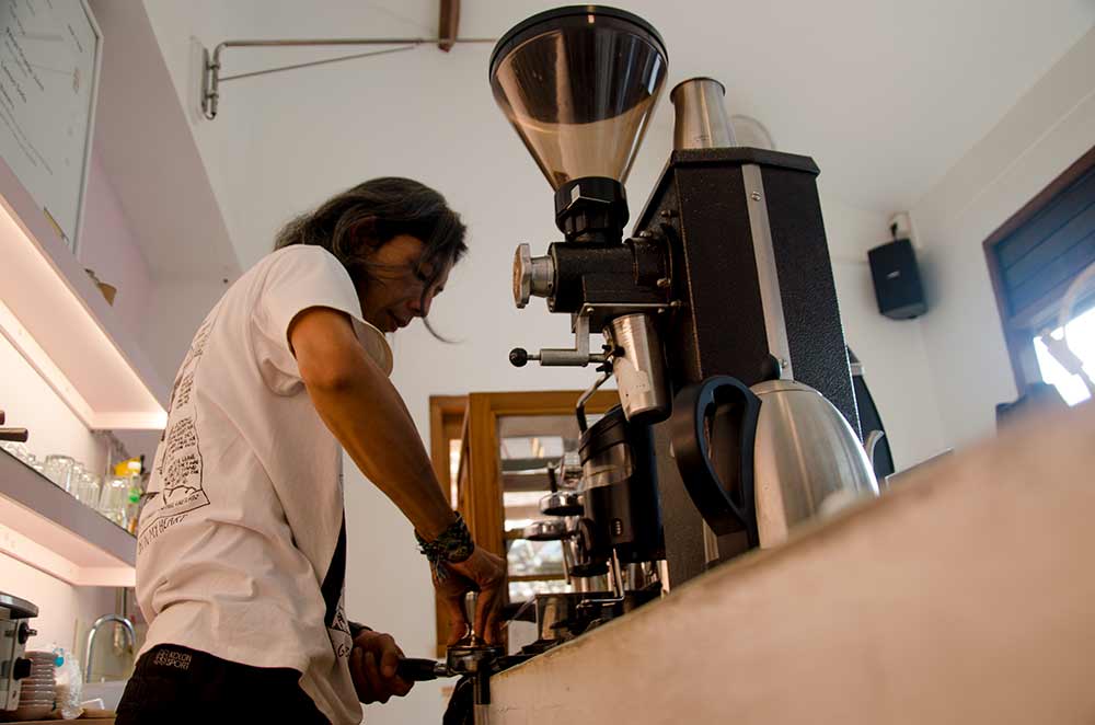 Dicky Barista tamping coffee ground in portafilter. Photo: pourmorecoffee.com