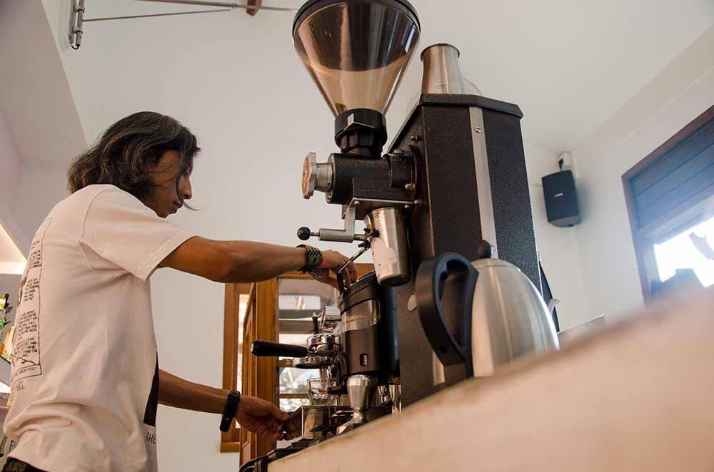 Dicky Barista start extracting espresso. Photo: pourmorecoffee.com