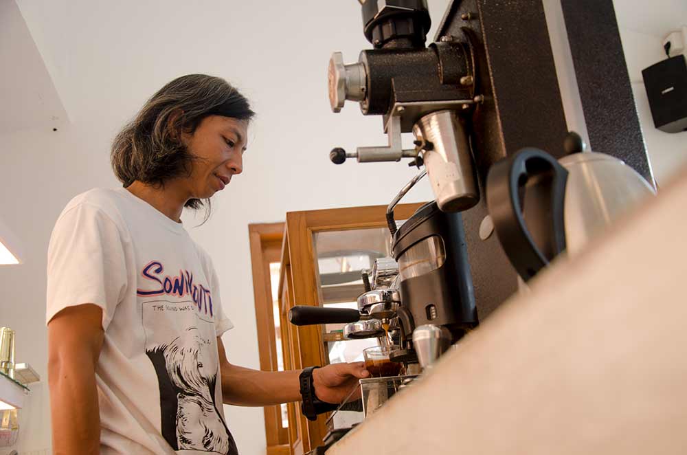 Dicky Barista making espresso. Photo: pourmorecoffee.com