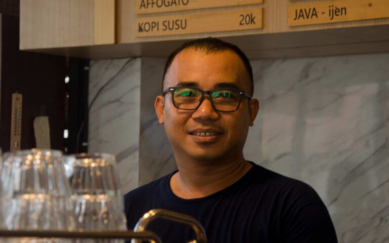 Bli Dika barista Iraga Coffee behind table bar. Photo: pourmorecoffee.com