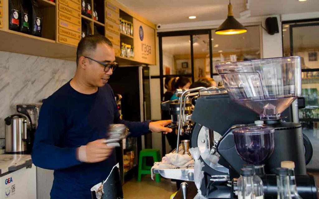 Bli Dika Meidika barista Iraga Coffee in action behind espresso machine. Photo: pourmorecoffee.com