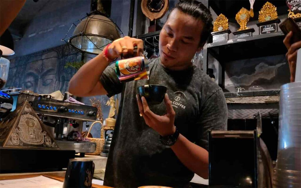Jaya Coffee is doing latte art. Photo: pourmorecoffee.com