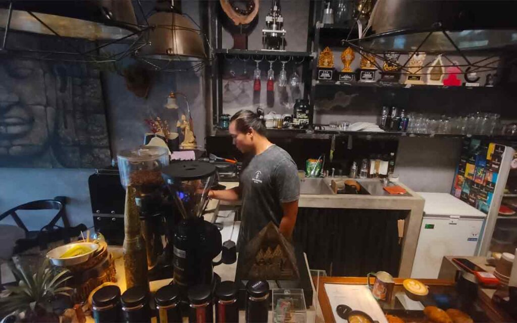 Jaya Coffee is preparing espresso. Photo: pourmorecoffee.com