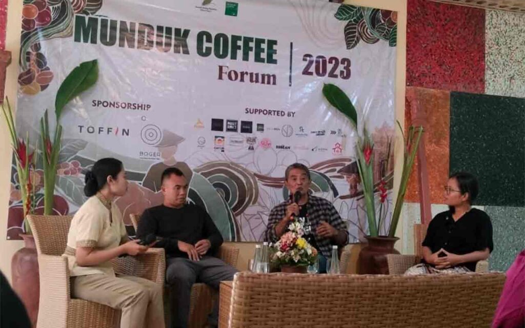 Munduk Coffee Forum - I Wayan Arca-Putu Ardana-Oktaviana Winda. Photo: pourmorecoffee.com