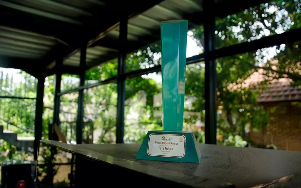 Putu Ardana awarded as an evironmentalist by University of Gajahmada alumni organization. Photo: pourmorecoffee.com