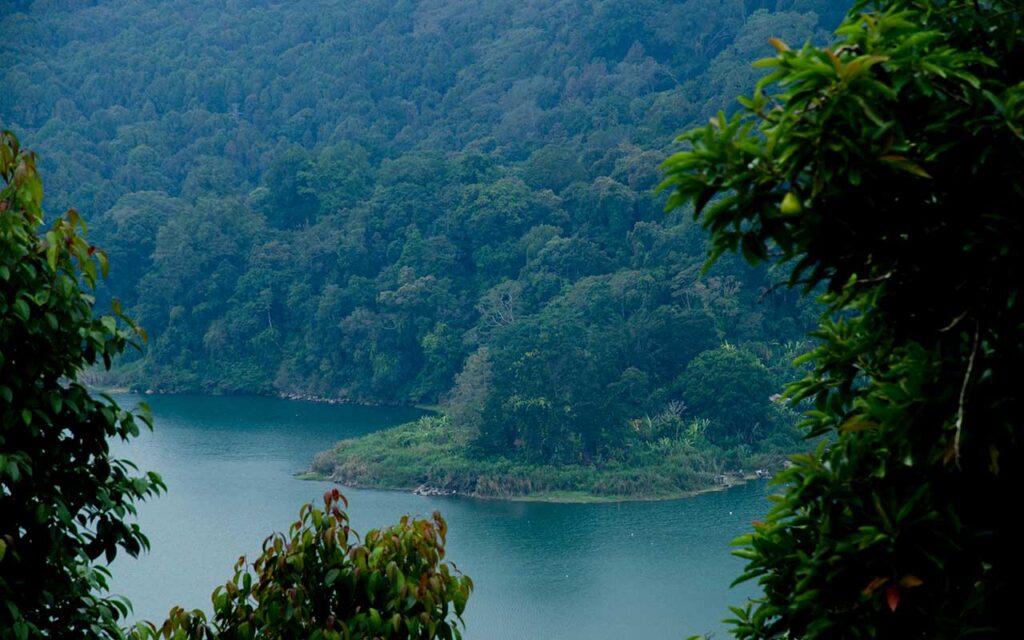 Blue Tamblingan coffee is planted in the area surrounding this lake. Kopi Blue Tamblingan Ditanam di sekitar Danau ini. Photo: pourmorecoffee.com