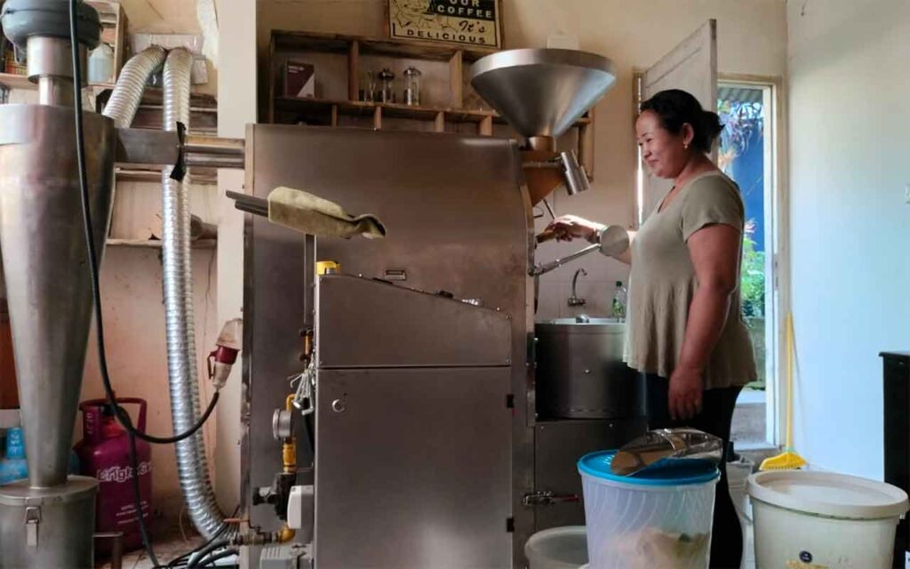 Made Srianing is a Balinese female coffee roaster in Ubud Bali - Perempuan Penyangrai Kopi. Photo: pourmorecoffee.com