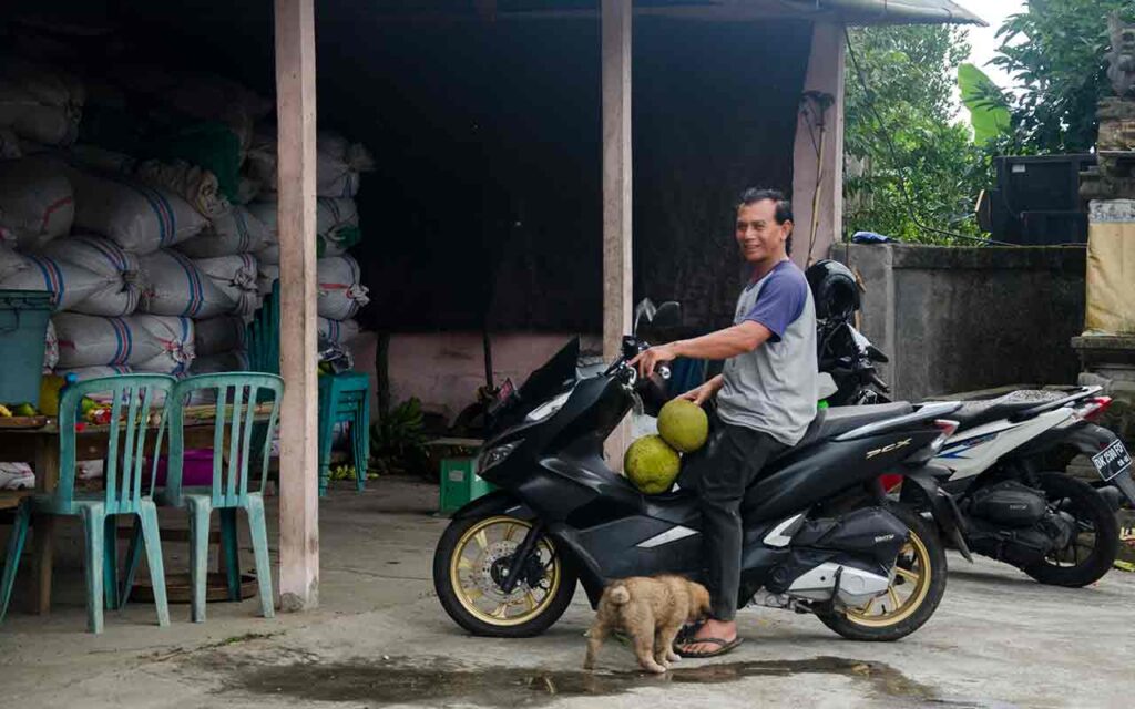 I Wayan Berana senior coffee farmer in Ulian Village, Kintamani, Bali. Petani kopi ayahanda I Wayan Arca. Photo: pourmorecoffee.com