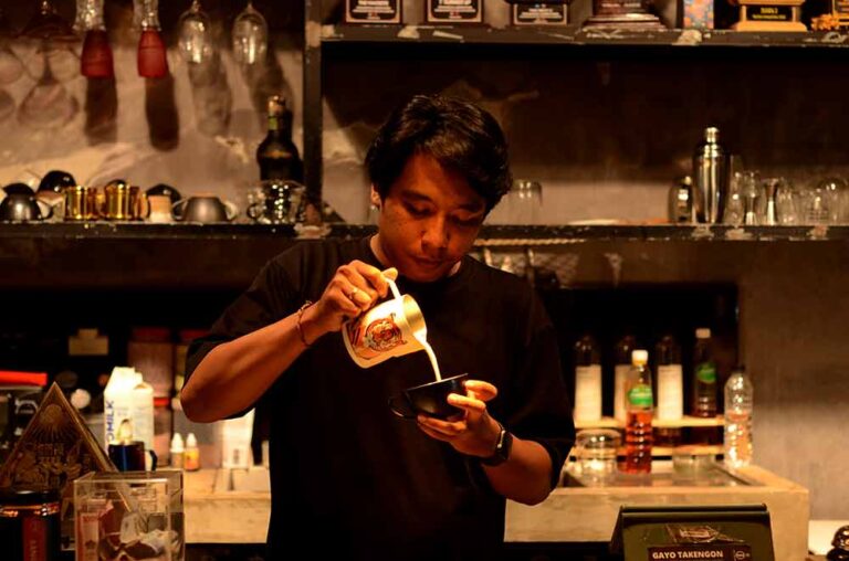 Bontek Barista Ubud is pouring latte art. Photo: pourmorecoffee.com