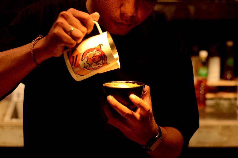 Bontek Barista Ubud makes latte art. Photo: pourmorecoffee.com