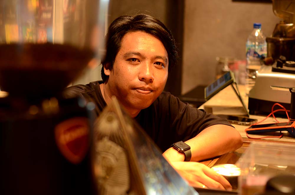 Bontek Barista Ubud is smilling. Photo: pourmorecoffee.com