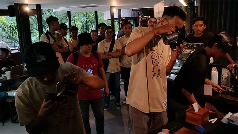 Komunitas Kopi Bali sedang menyelenggarakan lomba latte art. Foto: pourmorecoffee.com