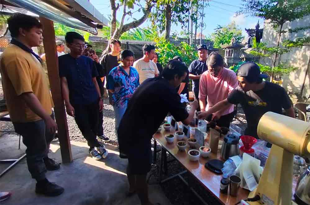Para pelaku industri Kopi Bali mengikuti acara coffee cupping di Denpasar. Photo: pourmorecoffee.com