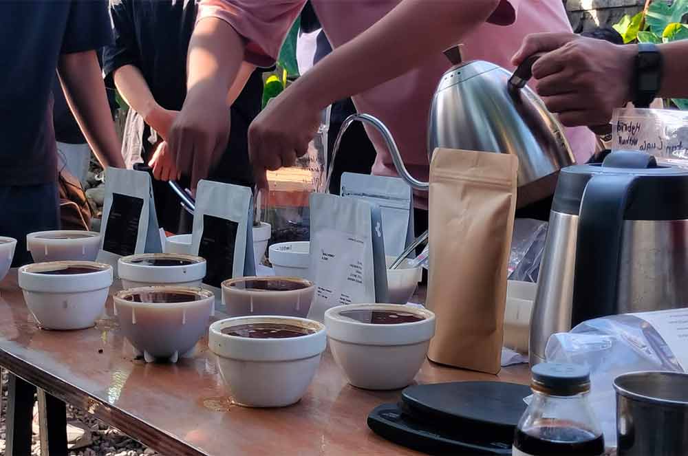 Coffee Cupping in the Bali Coffee Community event. Photo: pourmorecoffee.com
