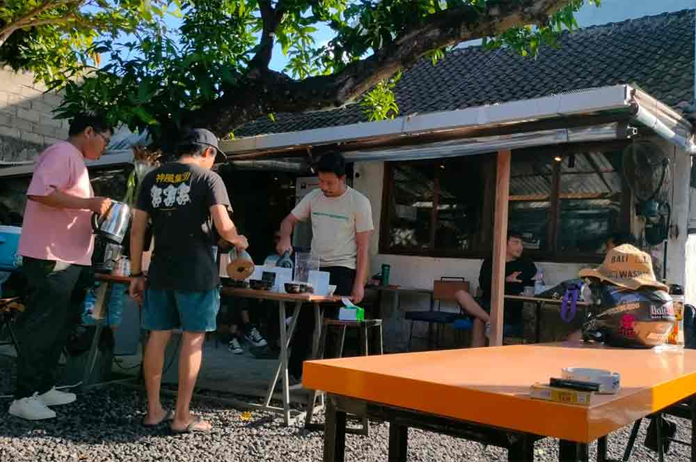 Preparing coffee cupping at Super Jenar Roastery. Photo: pourmorecoffee.com