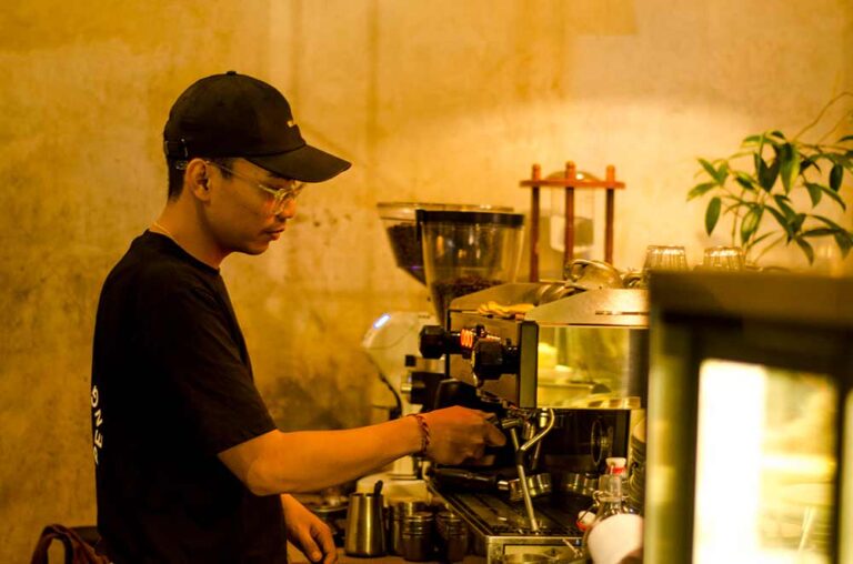 Barista Krisna Dul is working on espresso. Photo: pourmorecoffee.com