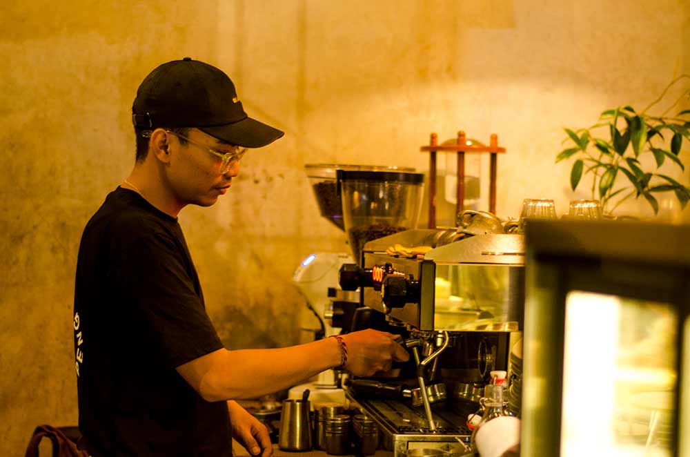 Barista Krisna Dul is working on the espresso machine. Photo: pourmorecoffee.com