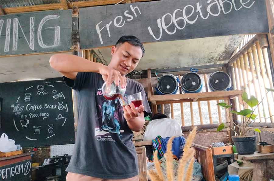 I Gede Nugraha Pelaga Coffee farmer (Photo: Pourmorecoffee.com)