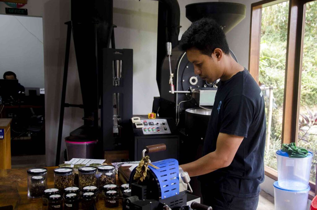 Arya Giri and his mini roasting machine. Photo: pourmorecoffee.com
