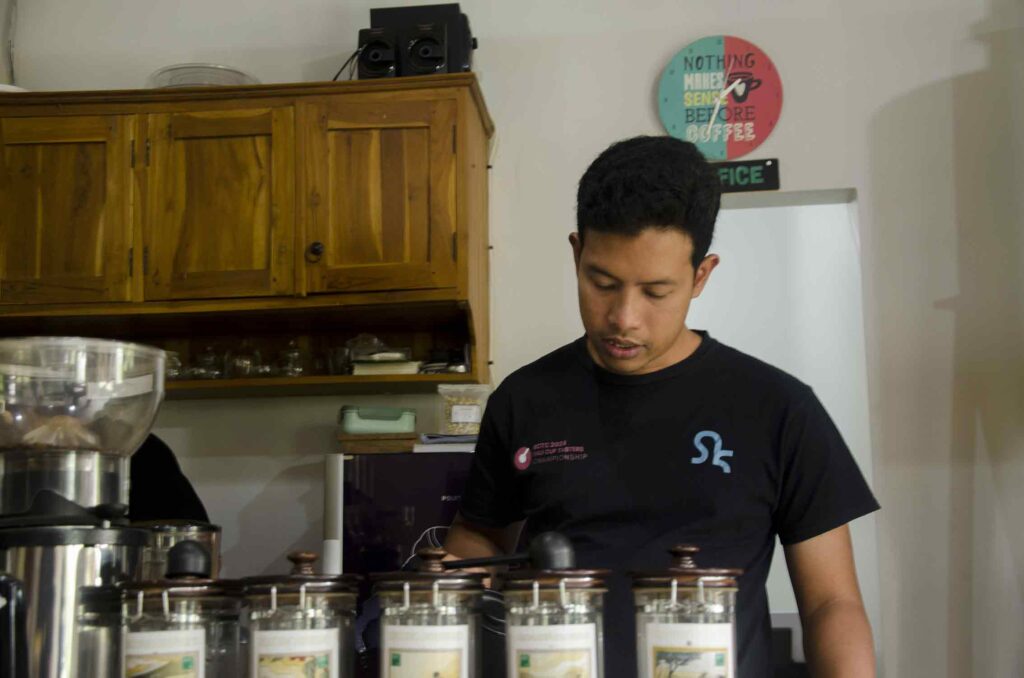 Arya Giri suppresses ego to respect Bali coffee farmer. Photo: pourmorecoffee.com